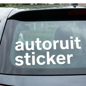 Autoruitsticker op achterruit geparkeerde auto.